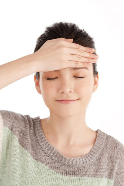 整个手掌来包覆额头