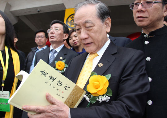 台湾新党主席郁慕明在黄帝陵谈书法