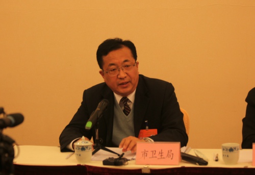 市卫生局局长郝宝清现场回答代表询问有关政府部门负责人诚恳,认真