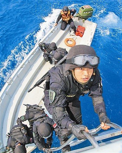 特战队员快速登船 严陈摄