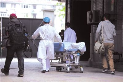 黄洋的遗体被送入太平间.