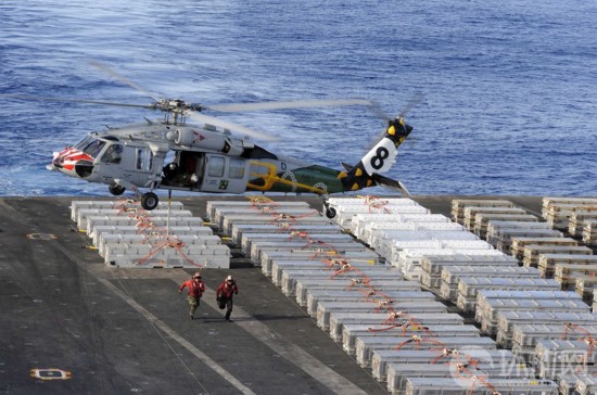 高清:美军航母飞行甲板上堆满武器