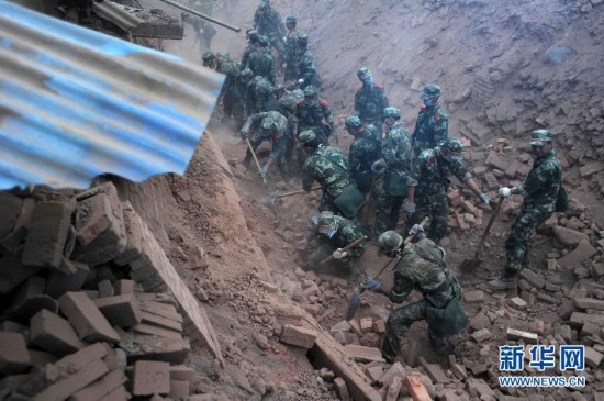 雅安地震死的官兵照片图片