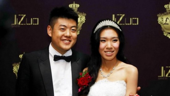 梁文博与妻子甜蜜婚照.