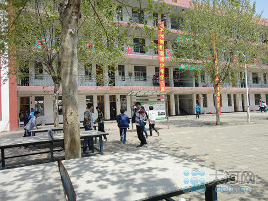 郾城区城关镇中学现有的"操场"只摆放几张乒乓球台和一对篮球架