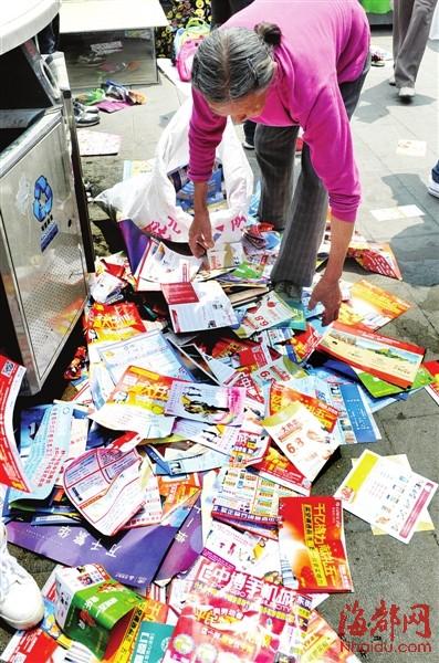 一些商家在拥挤的万宝天桥上散发的广告传单,最终都成了垃圾