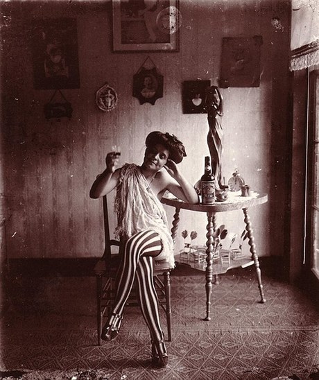 美国红灯区私密照 曝光百年前妓女生活