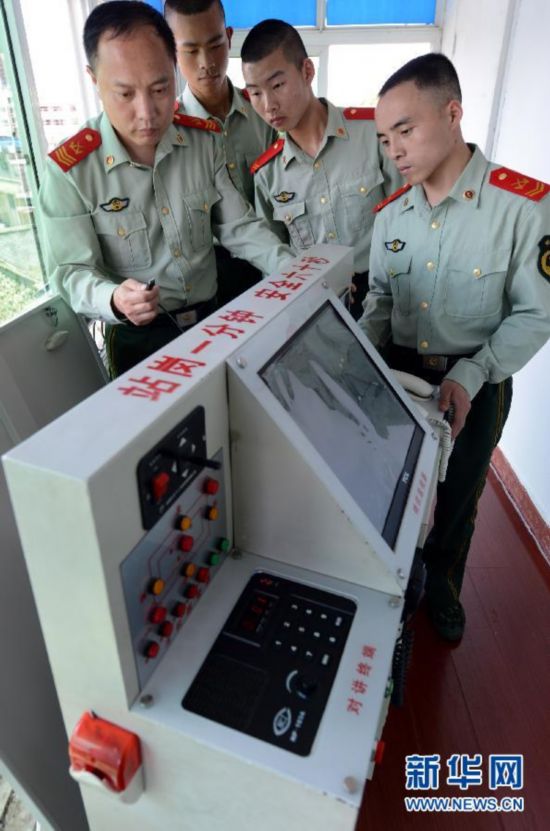 今年44岁的李进明是武警江西总队抚州市支队一级警士长,通信修理技师.