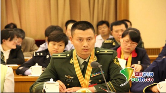 被誉为"中国狙击之王"的武警河北总队第三支队副参谋长张华在李源潮在