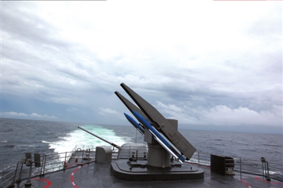 台展示"标准二型"防空导弹.s-70c反潜直升机从承德舰起飞.