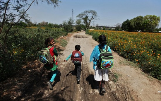 几个孩子下课后走路回家.