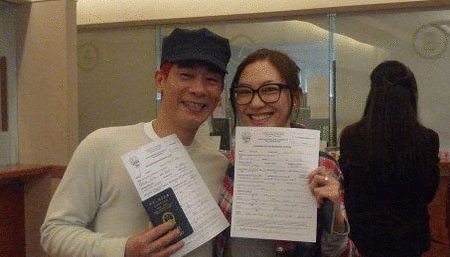张歆艺杨树鹏晒结婚证 盘点明星罕见结婚证(图)【6】