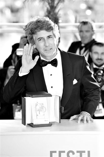 导演亚历山大 佩恩代领了影帝奖杯.