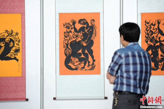 西安性博会:情趣内衣走秀疑走光 春宫图剪纸夺眼球(图)【9】