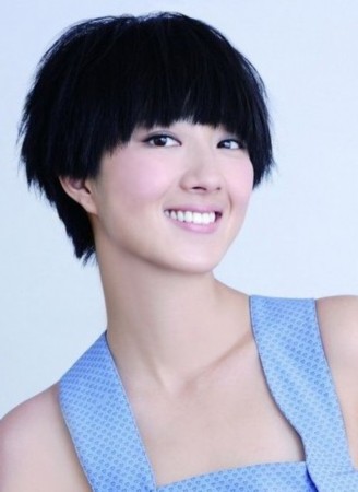 桂纶镁的西瓜太郎发型,像淘气的邻家小弟一般,总体还是没有中长款