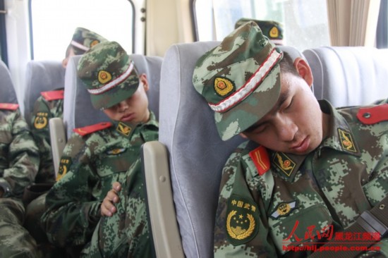 武警官兵对中储粮林甸直属库火灾进行救援