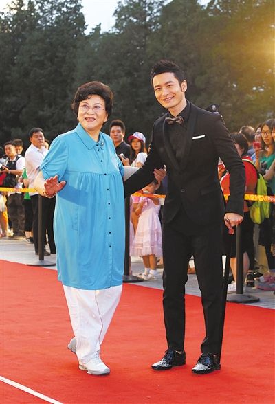 黄晓明和《岳飞传》的播讲者,评书表演艺术家刘兰芳一起走上红毯.