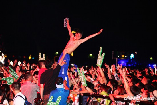 6月1日,西安草莓音乐节第一天,现场歌迷"跳水".