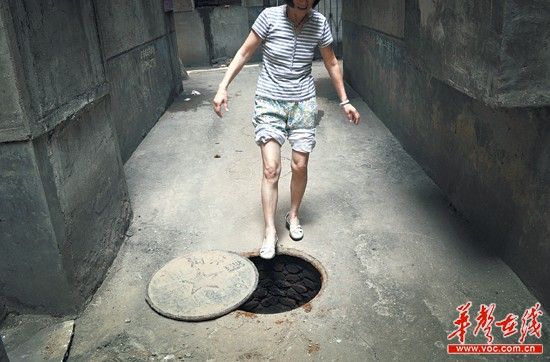 长沙女子因井盖翻开坠井受伤及时抛出怀中孩子