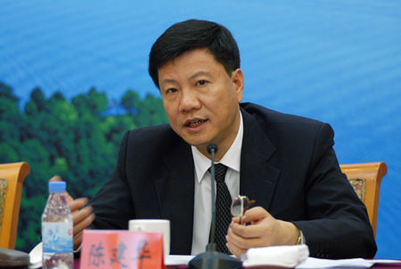 河北频道   陈建华要求公职人员优化政务服务     广州市市长陈建华在