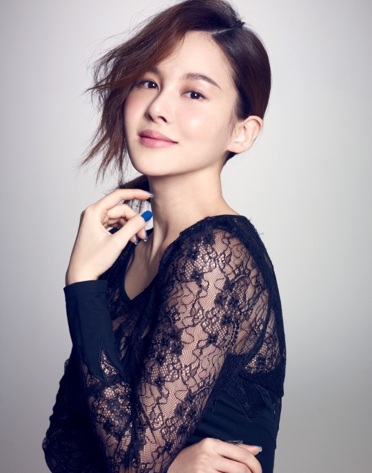 文教栏目     据韩国《亚洲经济》报道,3日,歌手ivy(本名 朴银惠)在