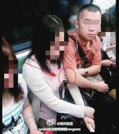 据曾经联系到视频发布者的人士介绍，约7时许，“猥琐男”和受害人先后从世纪大道站下车，受害人疑似并未察觉受侵犯。该人士还转述了拍视频者说法，“这拍的视频是第一波，后面还有几波，不好意思拍了。”对于上述说法，记者昨天尝试多种方式联系拍视频者，但均未得到回应。昨天有网友建议，通过当事男子影像，对其展开“人肉”搜索。