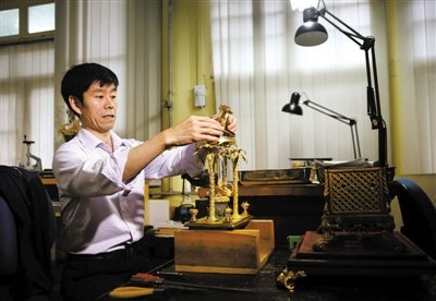 新京报讯 (记者廖爱玲)昨日上午,故宫文保科技部,钟表修复专家王津