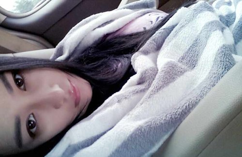 张馨予晒床照自称睡不饱 网友:带妆睡觉太假【2】