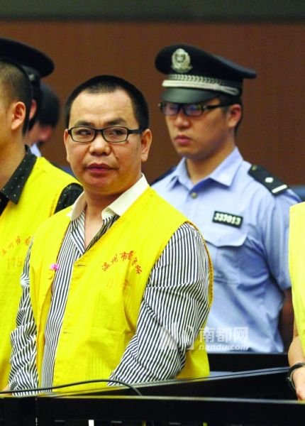 6月13日,林春平(前)在温州中院庭审现场. 新华社发