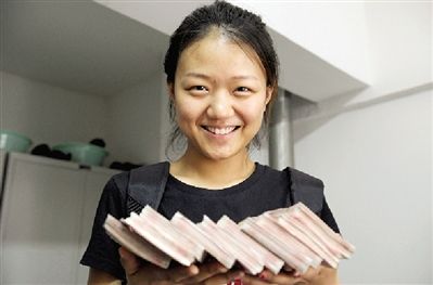 女生拿错包捡到10万 误认为糖果3天后发现报警--人民网广西频道--人民