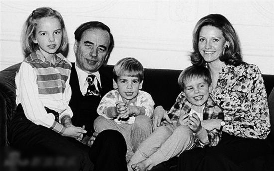 默多克与第二任妻子安娜育有三名子女