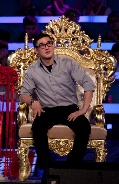 46岁吴大维交小20岁嫩女 当众恩爱返豪宅【2】