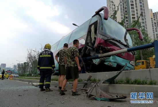 高速公路北环出口处发生一起交通事故,一辆由北碚驶往江北区观音桥