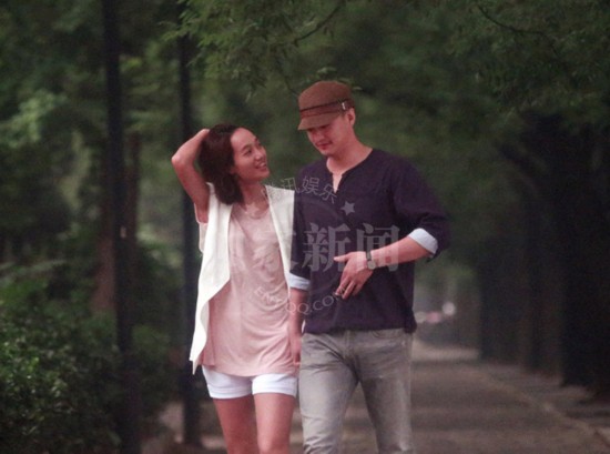 朱丹新恋情曝光和男友牵手逛街忘情拥吻图30