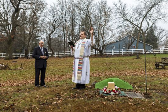 路德会基督堂牧师在奥克兰公墓为这位女子主持葬礼.
