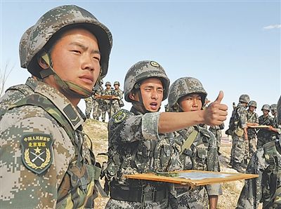 我军某轻型机械化步兵师侦察兵苦练基本功(图)【2】