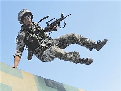 我军某轻型机械化步兵师侦察兵苦练基本功(图)