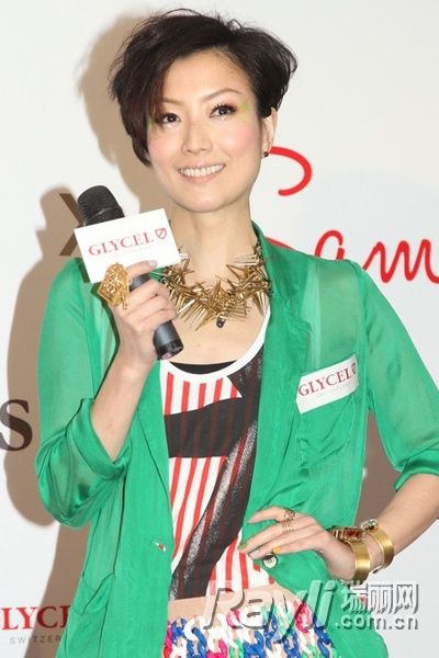 郑秀文《盲探》饰女警 灰棕酷妆潇洒干练