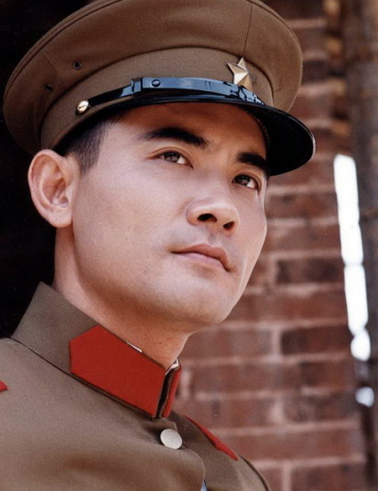 赵文瑄这个造型很帅气,眼神深邃,略带忧郁,给人感觉很有魅力