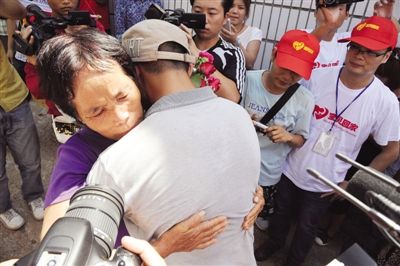 母亲紧紧拥抱离别28年的儿子