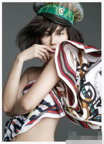 何韵诗真空拍性感海报 双手放胸前现事业线