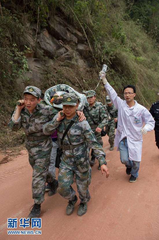 河南军人救灾感人照片图片