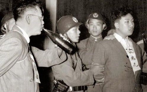 1950年7月17日,台湾国民党宪兵对临刑前的中共地下党员刘晋钰(左)与