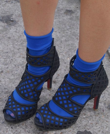 短袜配凉鞋 一起打造街头时尚感