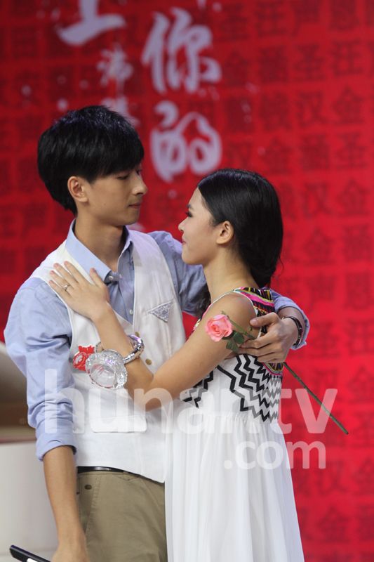 "快男"左立跪地向女友求婚 熊小玥自曝恋爱细节【19】