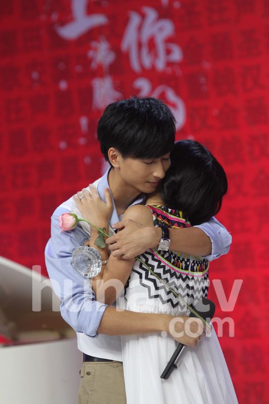 快男左立跪地向女友求婚熊小玥自曝恋爱细节17