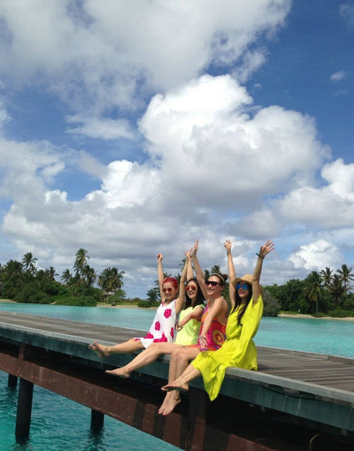 应采儿出席刘芸郑钧婚礼晒爱子满月照调侃像萝卜腿4