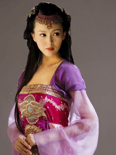 时尚 原标题:杨幂唐嫣闺蜜发型秀 显迷人气质     在《仙剑3》里紫萱