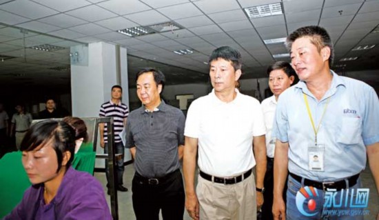 蒋又一陪同市环保局领导调研