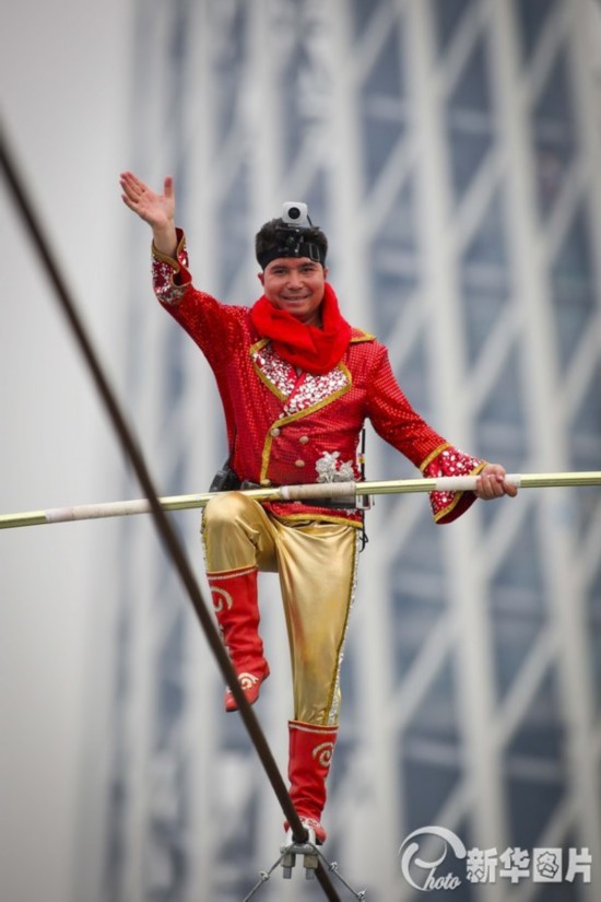 高空王阿迪力广州塔走钢丝横跨珠江
